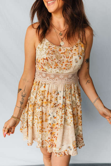 Vestido curto de cintura alta com estampa floral boho multicolorida, textura e detalhes em renda transparente.