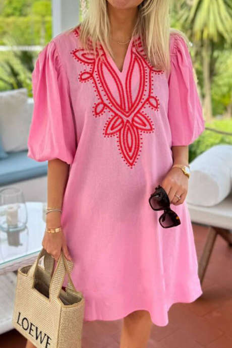 Robe courte à manches bouffantes et col en V ornée de broderies, motif fleurs de pêcher