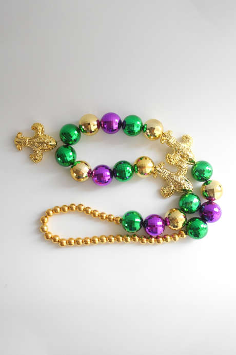 Złoty naszyjnik Fleur De Lis Mardi Gras z kolorowymi kulami dyskotekowymi i platerowanym plastikiem