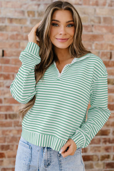 Grün gestreiftes Pullover-Langarmshirt mit Viertelreißverschlusskragen LC25133175-P919