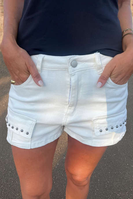 Valkoiset niiteillä varustetut cargo-taskulliset farkkushortsit