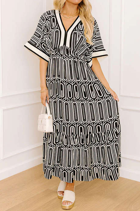 Vestido longo preto com estampa geométrica étnica, detalhes em blocos de cores, decote em V e mangas curtas.