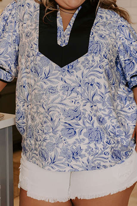 Nebesky modrá kontrastní detailní květinová halenka s polovičními nabíranými rukávy, plus size