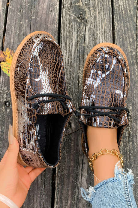 Kahvinväriset tyylikkäät käärmeennahkakuvioiset nauhakiinnitysdetaljeilla varustetut mukavat loafer-kengät