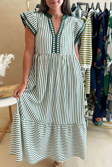 Vestido midi com babados duplos e listras verdes, manga curta, acabamento contrastante e decote em V