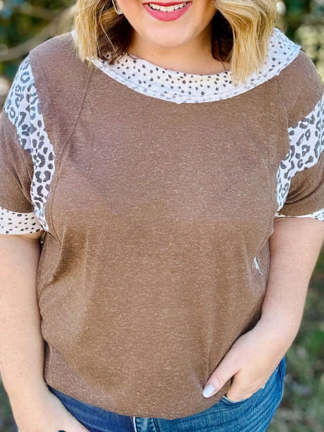 Koszulka plus size z blokami kolorów i motywem zwierzęcym w kolorze kasztanowym