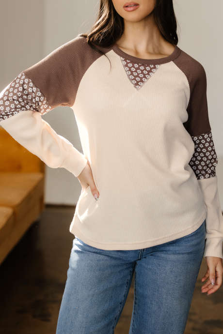 Maglia a maniche lunghe con stampa floreale marrone e blocchi di colore