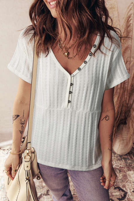 Vit enfärgad Henley-t-shirt med texturerade knappar och V-ringning och råa sömmar