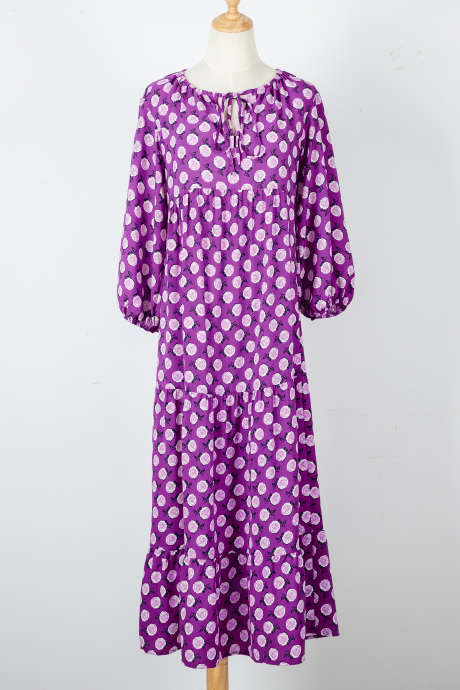 Robe longue violette à manches mi-longues et imprimé bohème