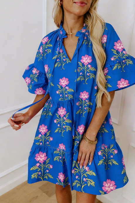 Niebieska luźna sukienka w kwiaty z dekoltem w serek i krótkim rękawem