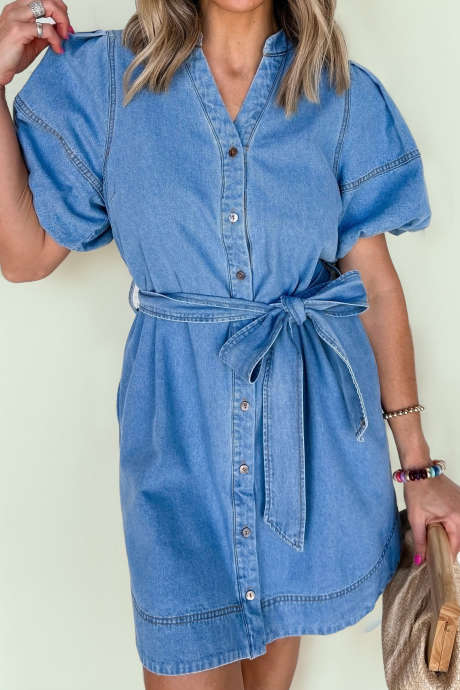 Robe en jean bleu crépuscule à manches bouffantes courtes et ceinture