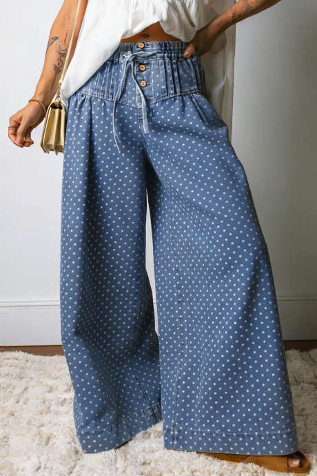 Taivaansiniset pilkulliset napilliset laskostetut leveälahkeiset farkut