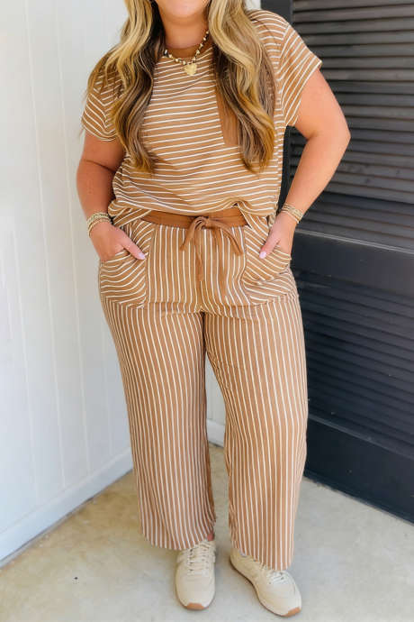 Komplet t-shirt i spodnie w paski khaki plus size