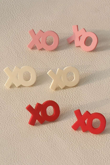 Ροζ 3 ζευγάρια σκουλαρίκια XOXO σε διαφορετικά χρώματα