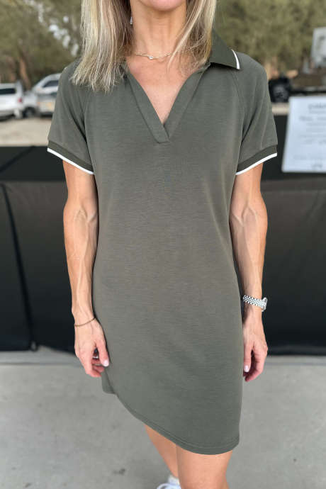 Neformální polo šaty s krátkým rukávem a kontrastním límcem z mořské trávy