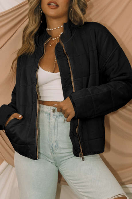 Svart quiltad jacka med dragkedja och fickor