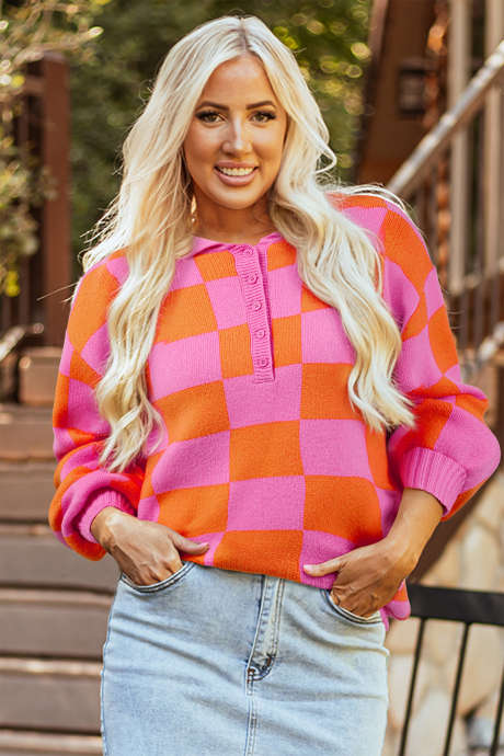 Pussillinen pinkki ruudullinen neulepoolokauluksella ja baggy-neule