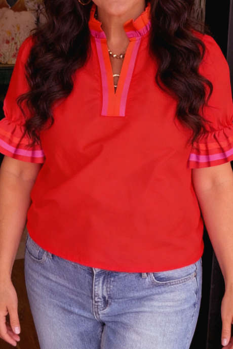 Bluzka w kolorze ognistej czerwieni w paski z dekoltem w serek i falbanką na krótkim rękawie w dużym rozmiarze