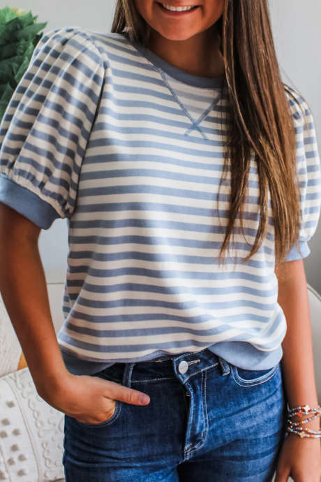 Nebesno modra črtasta majica s kratkimi mehurčkastimi rokavi
