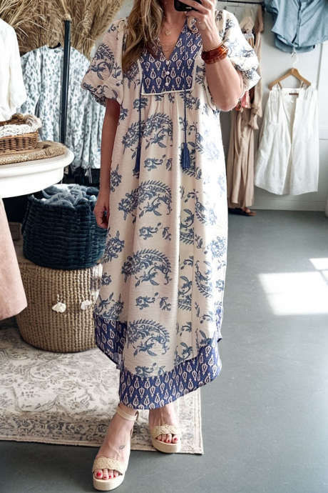 Vestido midi solto plus size azul celeste com estampa floral, patchwork contrastante, decote em V e modelagem boho.