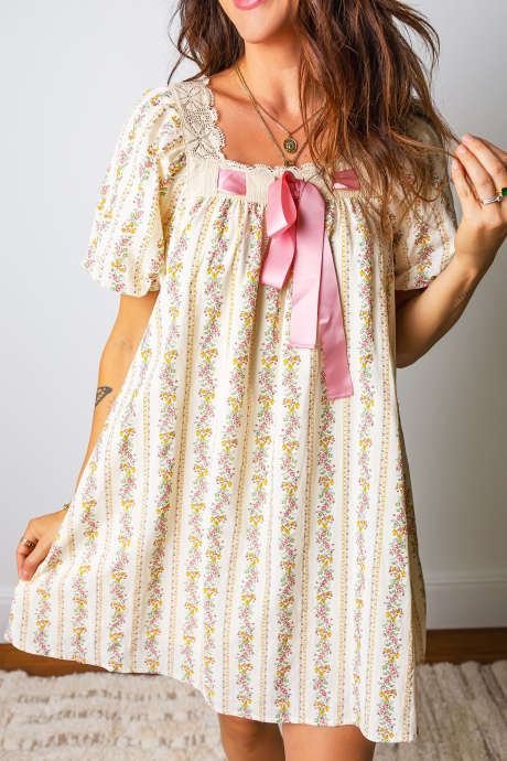 Sukienka mini z kontrastową kokardą, koronką i kolorowym kwiatowym nadrukiem, z kwadratowym dekoltem