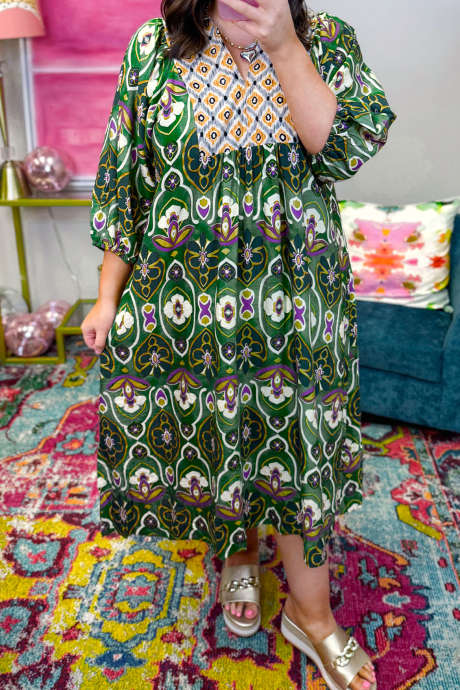 Vihreä plus-kokoinen kukkakuvioinen tilkkutyö V-aukkoinen maksimekko rannekoruhihoilla