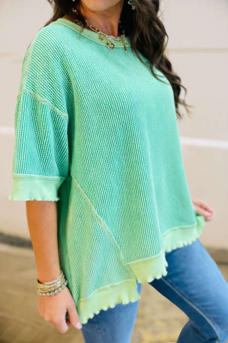 Mátově zelené volné žebrované tričko s nerovným lemem