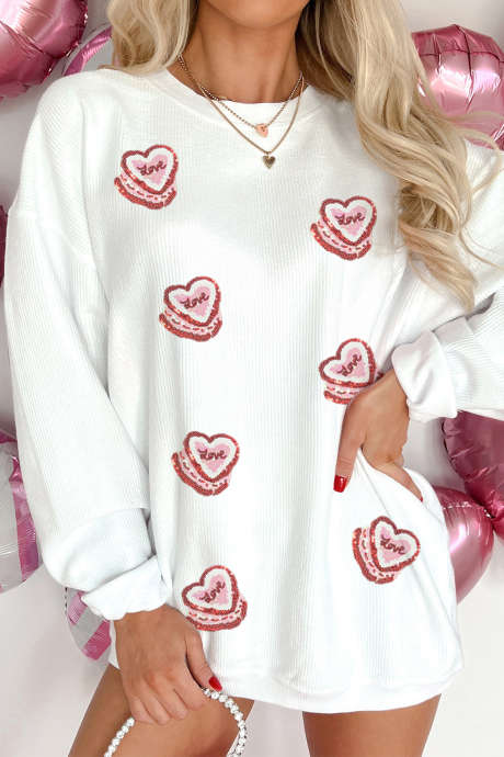 Biała bluza walentynkowa z cekinami i wzorem w kształcie serca
