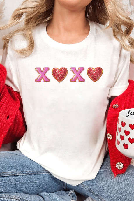 T-shirt à revers blanc avec écusson cœur à sequins XOXO pour la Saint-Valentin LC25230861-1