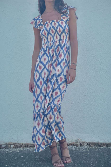 Vestido longo azul celeste com estampa geométrica étnica, decote quadrado, cintura alta franzida e mangas com babados.