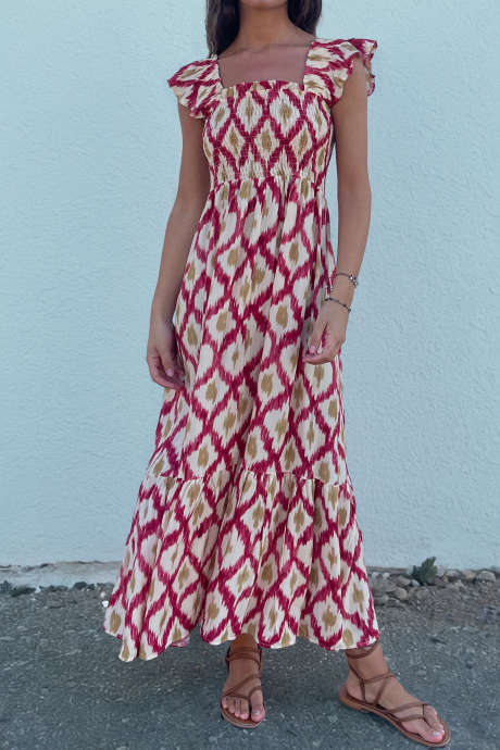 Vestido longo vermelho com estampa geométrica étnica, decote quadrado, cintura alta franzida e mangas com babados.