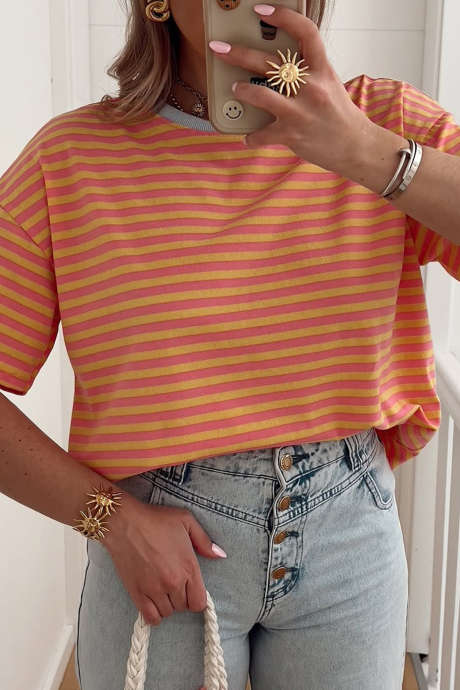 Orange randig kontrastfärgad rund halsringning med nedsänkta axelband och lös t-shirt