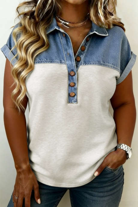 Jasnoszary, dżinsowy, patchworkowy top z kołnierzykiem i krótkim rękawem, zapinany na pół guziki