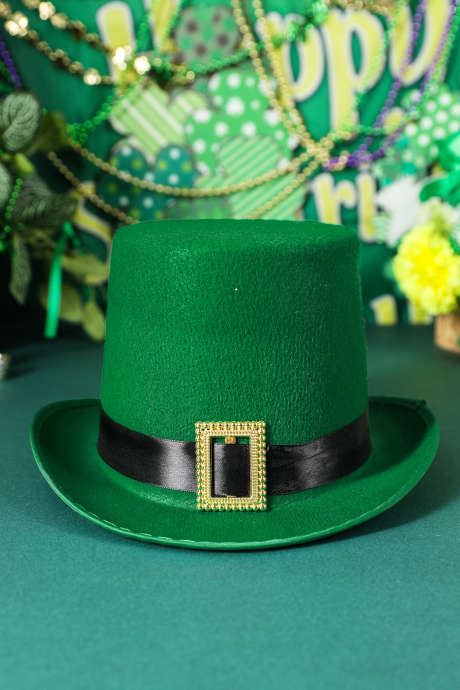Ciemnozielony kapelusz skrzata z kontrastową klamrą na dzień św. Patryka, z luksusowym detalem