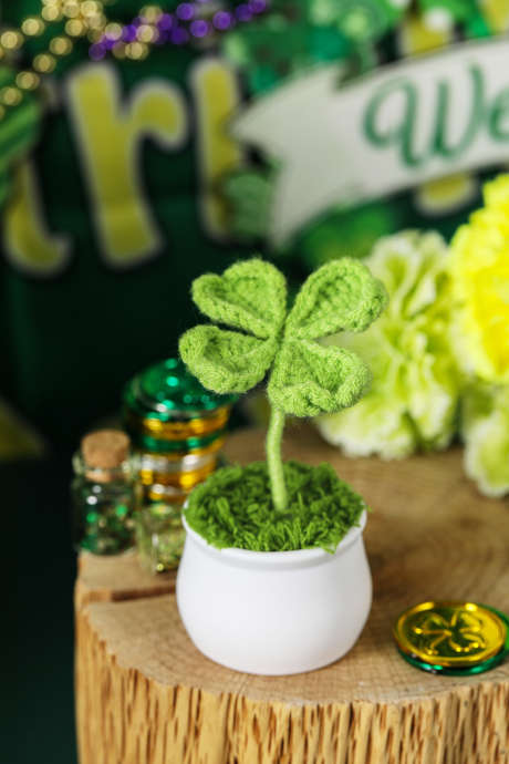 Jasnozielona, ​​ręcznie robiona na szydełku, doniczkowa ozdoba w kształcie koniczyny czterolistnej BH052046-P809