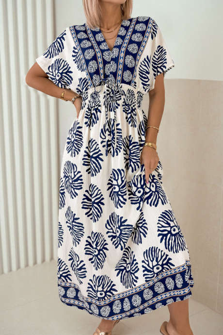Vestido longo estilo boho azul com estampa floral e patchwork contrastante, decote em V e modelagem dolmã.