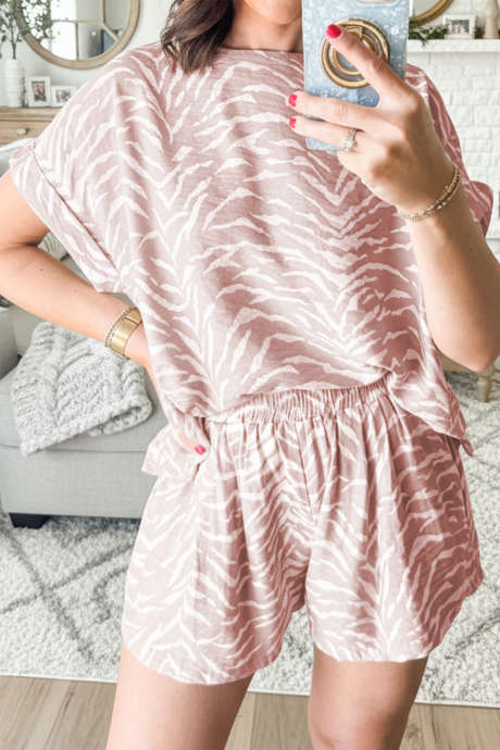 Khaki abstrakcyjny nadruk, luźny top z mankietami i krótkim rękawem, krótki komplet LC628727-P1620