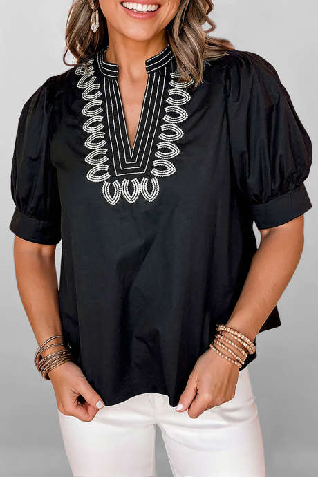 Czarna krótka bluzka z bufiastymi rękawami i kontrastowym haftem z dekoltem w serek