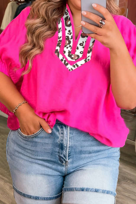 Ruusunpunainen leopardikuvioinen lovipääntie, plus-kokoinen lyhythihainen paita