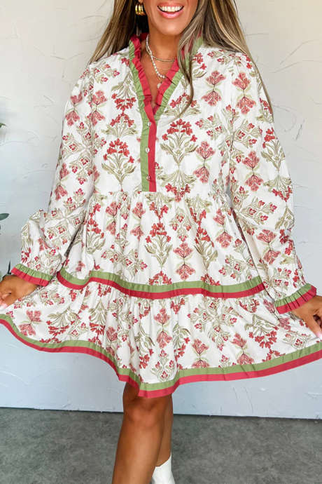 Różowa sukienka z kwiatowym nadrukiem, kontrastowym wykończeniem i falbaną przy dekolcie, z długim rękawem i rozkloszowaną górą