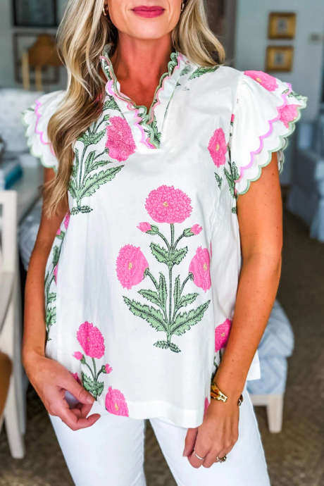 Roze blouse met wilde bloemenprint, contrasterende rand en schelpdetail, korte mouwen