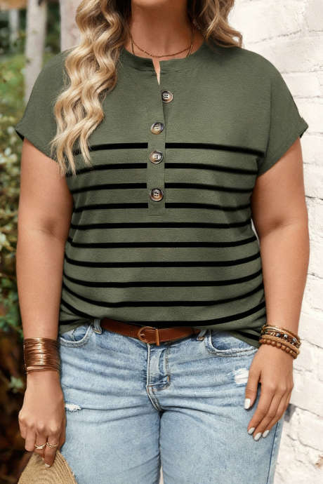 Koszulka w paski z czterolistną koniczyną i półguzikami w dużym rozmiarze z okrągłym dekoltem