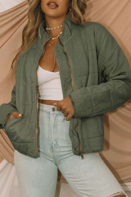 Grön quiltad jacka med dragkedja och fickor
