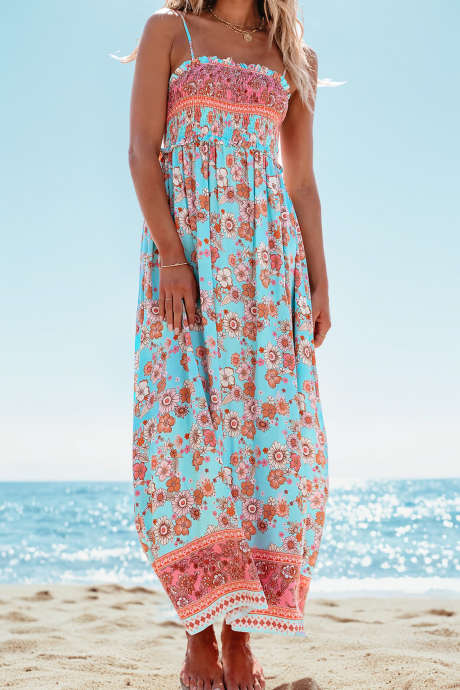 Saia longa azul celeste com estampa étnica boêmia e alças finas para férias.