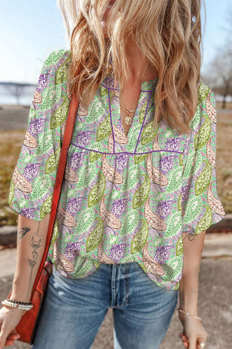 Blusa verde boho com estampa paisley e mangas bufantes curtas.