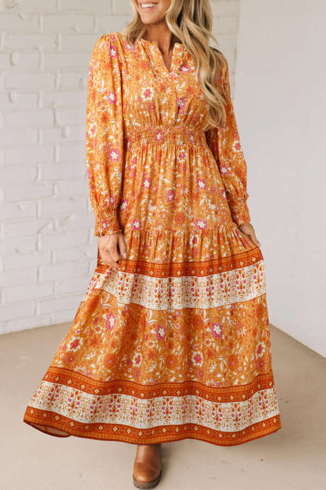 Pomarańczowa sukienka maxi w stylu boho z nadrukiem kwiatowym i marszczeniami w talii i długim rękawem