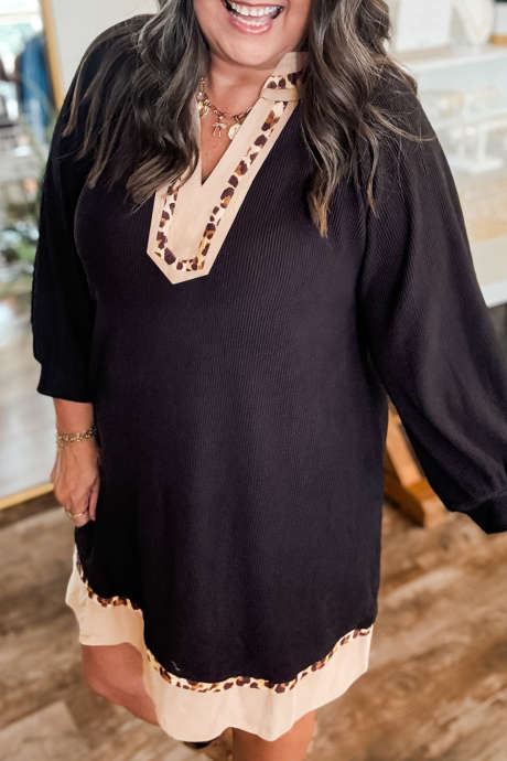 Musta kontrastivärinen leopardikuvioinen plus-kokoinen ribbineulemekko