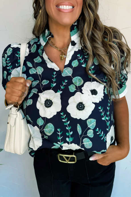 Blusa de manga curta com decote em V e estampa floral azul com listras.