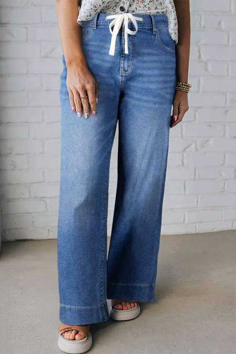 Svetlo modre kavbojke z vezalkami in kontrastnim vzorcem kislinskega pranja