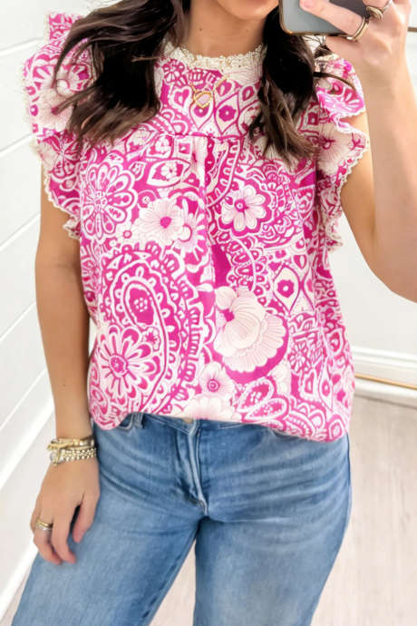 Blusa boho com estampa floral rosa e detalhes em renda, decote redondo e mangas esvoaçantes.